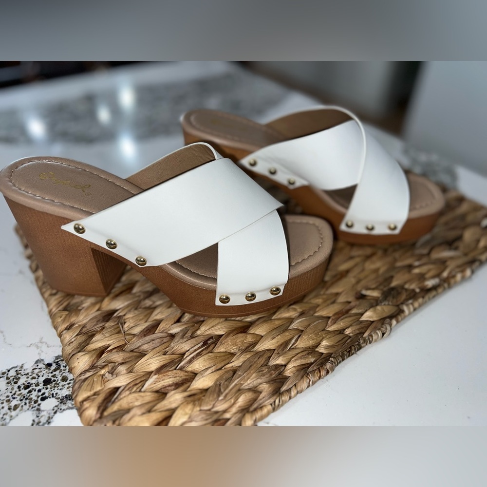 Quipid Sandals